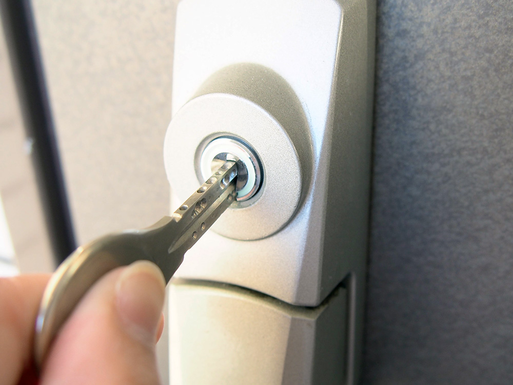 自宅の鍵を開けるイメージ写真