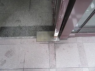 フロアヒンジの交換Before