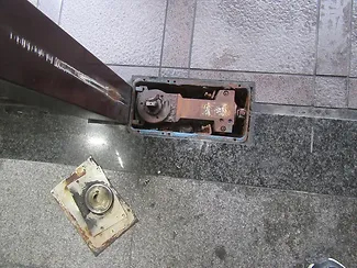 フロアヒンジの交換中