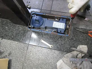 フロアヒンジの交換After